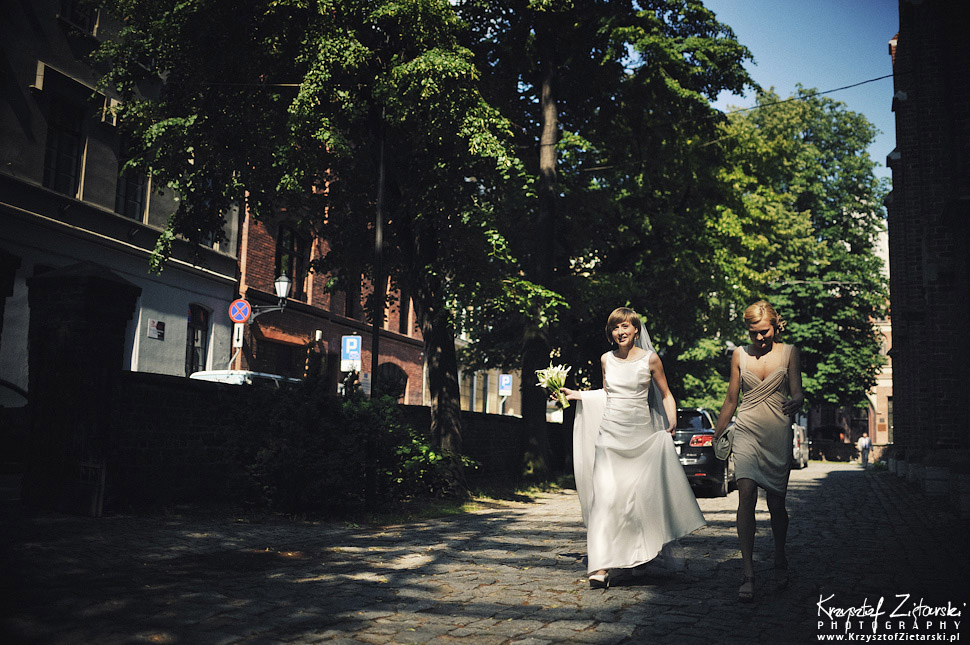 Fotografia ślubna Toruń - plener w CSW, w skansenie i na Starówce
