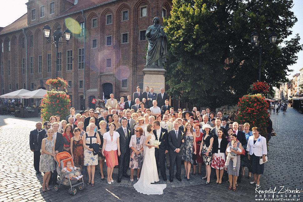 Fotografia ślubna Toruń - plener w CSW, w skansenie i na Starówce