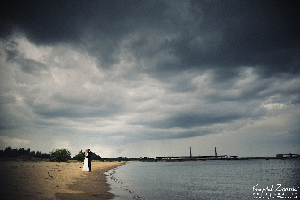 Fotografia ślubna Gdańsk, Kaszuby, Trójmiasto, plener nad morzem pochmurna pogoda