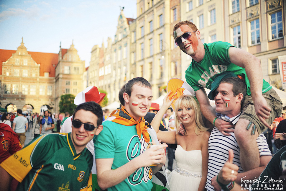 Plener ślubny na EURO 2012 z kibicami Hiszpanii i Irlandii w Gdańsku - fotografia ślubna, zdjęcia ślubne